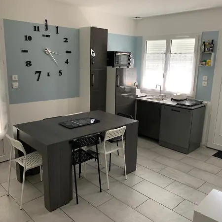 Ideale Famille, Tout Y Est ! Dompierre-sur-Besbre Exterior photo