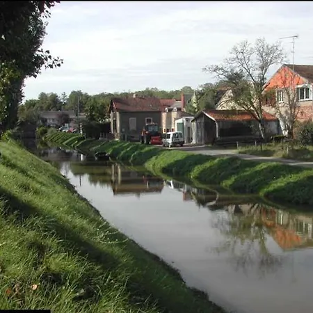 Ideale Famille, Tout Y Est ! Dompierre-sur-Besbre Exterior photo